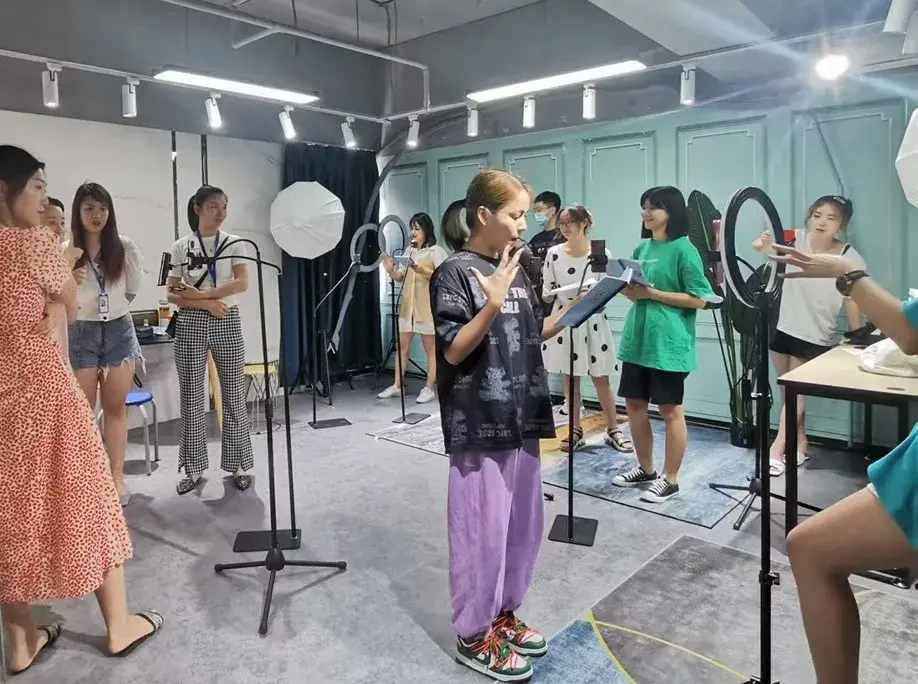 新手主播直播带货课，月薪3w的带货主播话术