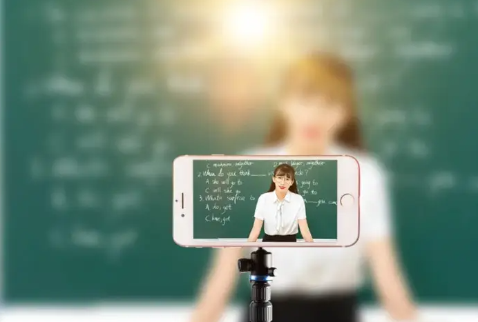 直播卖货课程：直播间卖课模版化+公式化卖课变现，教你怎么直播卖课